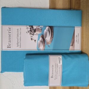 NWT " Brasserie" Indoor/Outdoor Spillproof Tablecloth with Matching Napkins